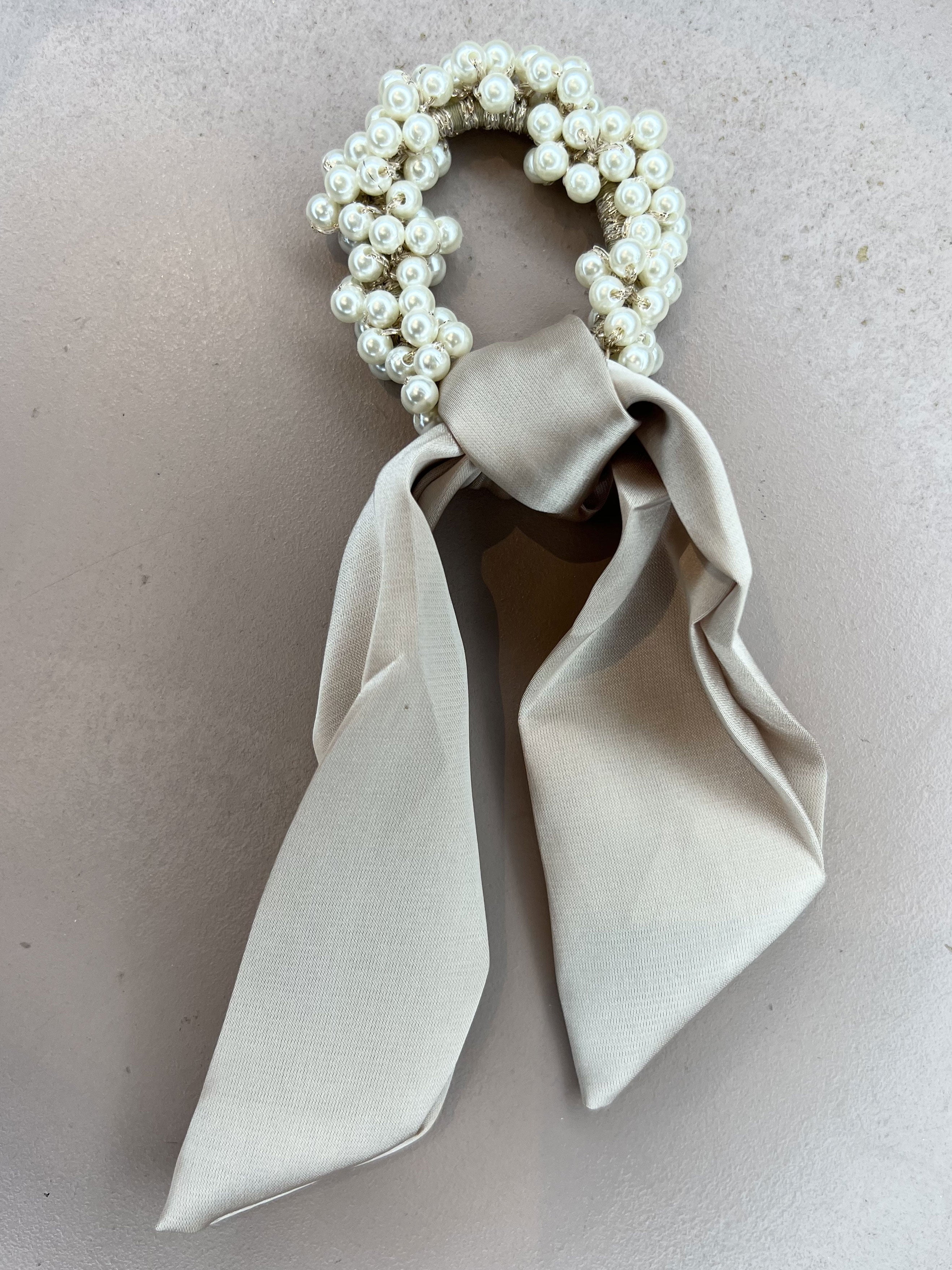 Paris - Sød elastik med hvide perler og lille bånd